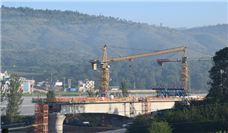 渝昆高铁云贵段首座特大桥连续梁中跨顺利合龙