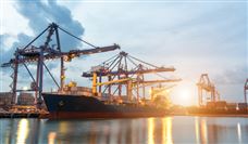 赴温州港“上任”！国内首台“巨无霸”起重机启航发运