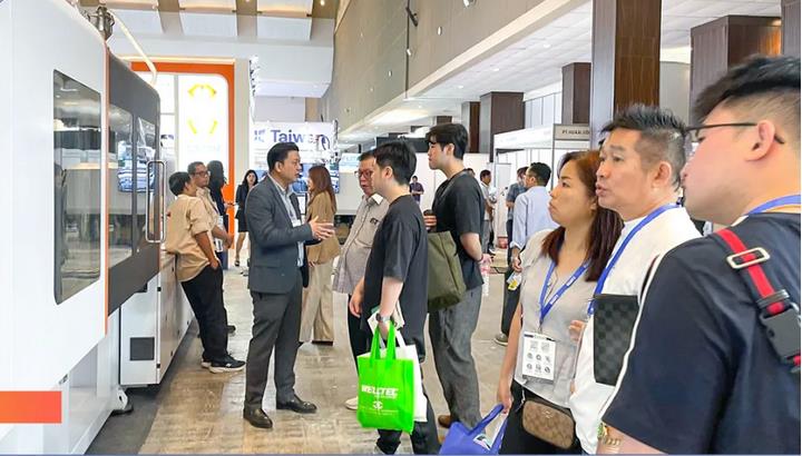 深耕印尼40年，就是这么自信！ | 震雄亮相印尼国际塑料橡胶展