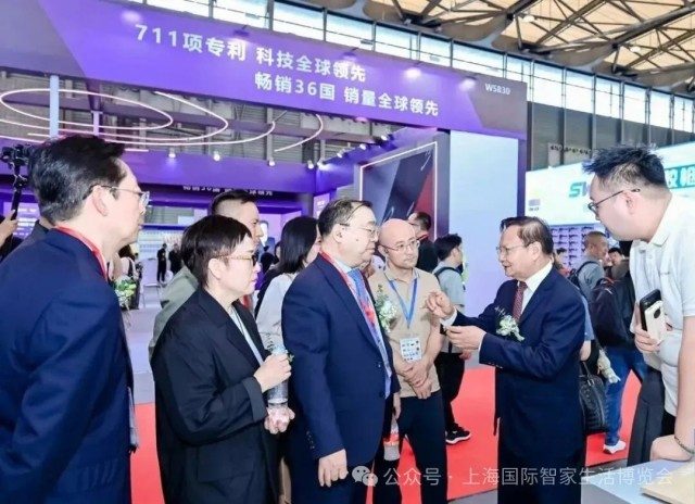 中国轻工业联合会会长张崇和出席2025上海国际智家生活博览会